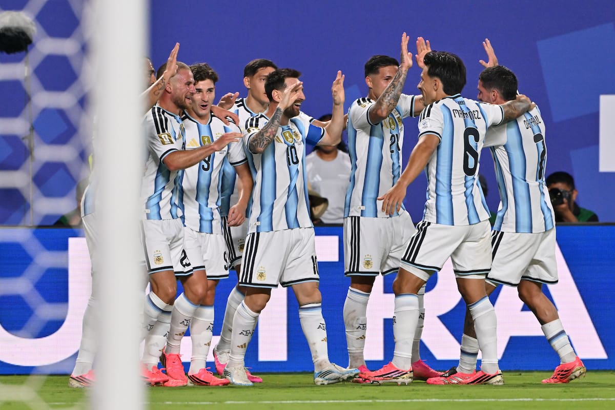 KANSAS CITY (United States), 17/06/2026.- Lionel Messi of Argentina (C) celebrates with his teammates after scoring the 2-0 goal during the FIFA World Cup 2026 group stage match Argentina against Algeria, in Kansas City, Missouri, USA, 16 June 2026. EFE/EPA/AMY KONTRAS