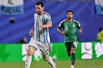 Lionel Messi, desbordado luego de sus tres goles ante Argelia