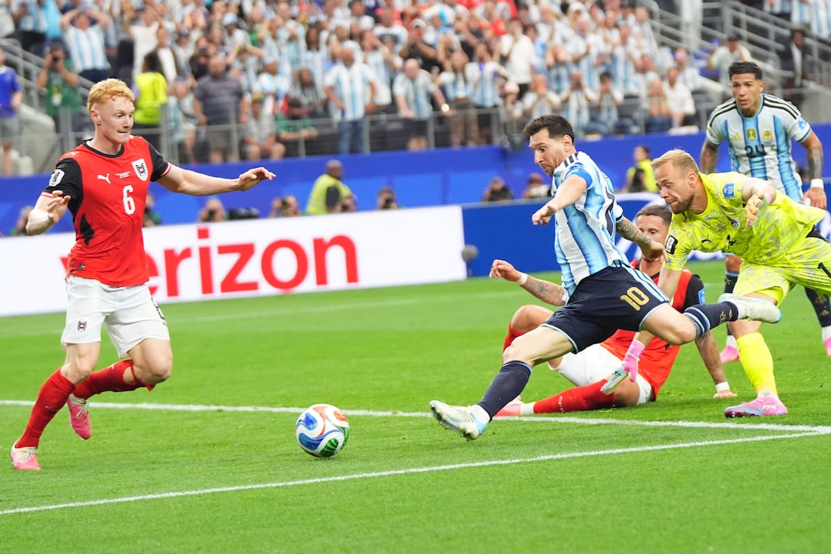 DALLAS (United States), 22/06/2026.- Lionel Messi (2-L) of Argentina scores the 2-0 goal during the FIFA World Cup 2026 group stage match Argentina against Austria, in Dallas, USA, 22 June 2026. EFE/EPA/JEFFREY MCWHORTER