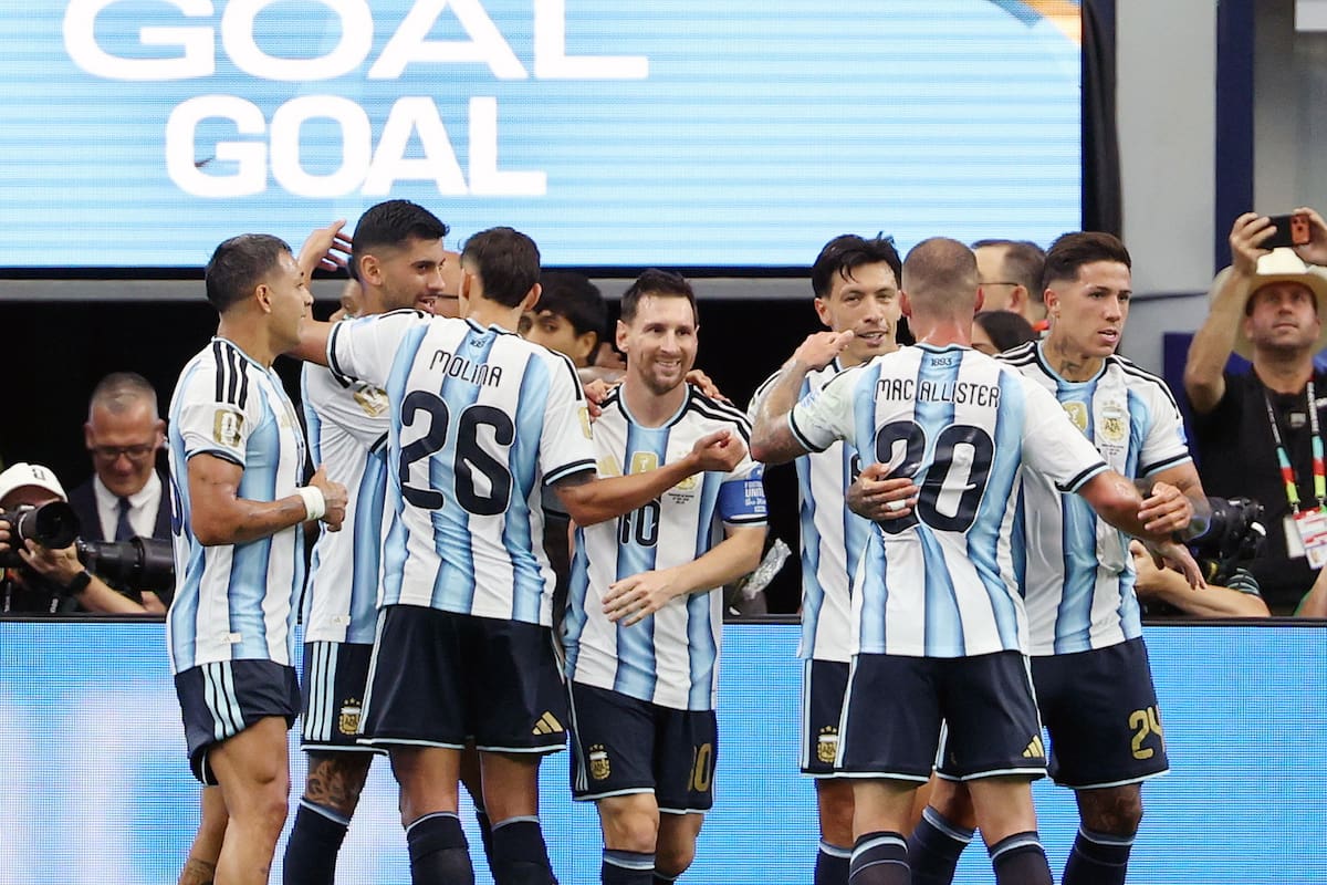 DALLAS (United States), 22/06/2026.- Lionel Messi (C) of Argentina celebrates with his teammates after scoring his first goal during the FIFA World Cup 2026 group stage match Argentina against Austria, in Dallas, USA, 22 June 2026. EFE/EPA/JIJI PRESS JAPAN OUT EDITORIAL USE ONLY/