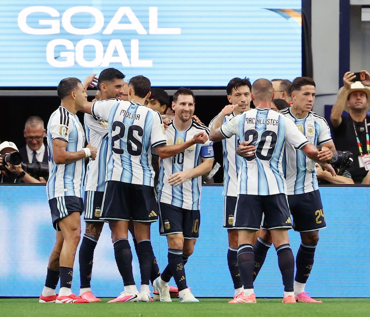 DALLAS (United States), 22/06/2026.- Lionel Messi (C) of Argentina celebrates with his teammates after scoring his first goal during the FIFA World Cup 2026 group stage match Argentina against Austria, in Dallas, USA, 22 June 2026. EFE/EPA/JIJI PRESS JAPAN OUT EDITORIAL USE ONLY/