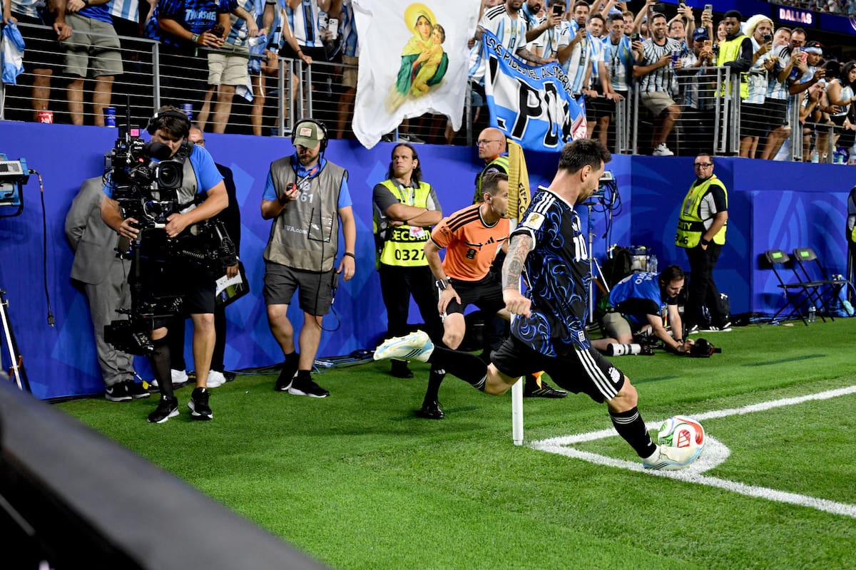 DALLAS (United States), 28/06/2026.- Lionel Messi of Argentina takes a corner during the FIFA World Cup 2026 group stage match Jordan against Argentina, in Dallas, USA, 27 June 2026. (Jordania) EFE/EPA/ALBERT PENA
