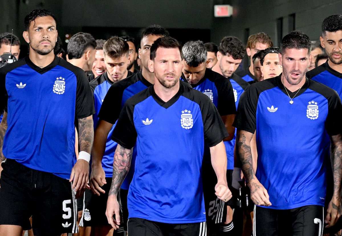 DALLAS (United States), 28/06/2026.- Team captain Lionel Messi (C) of Argentina leads the team on to the pitch for the warm up before the FIFA World Cup 2026 group stage match Jordan against Argentina, in Dallas, USA, 27 June 2026. (Jordania) EFE/EPA/ALBERT PENA