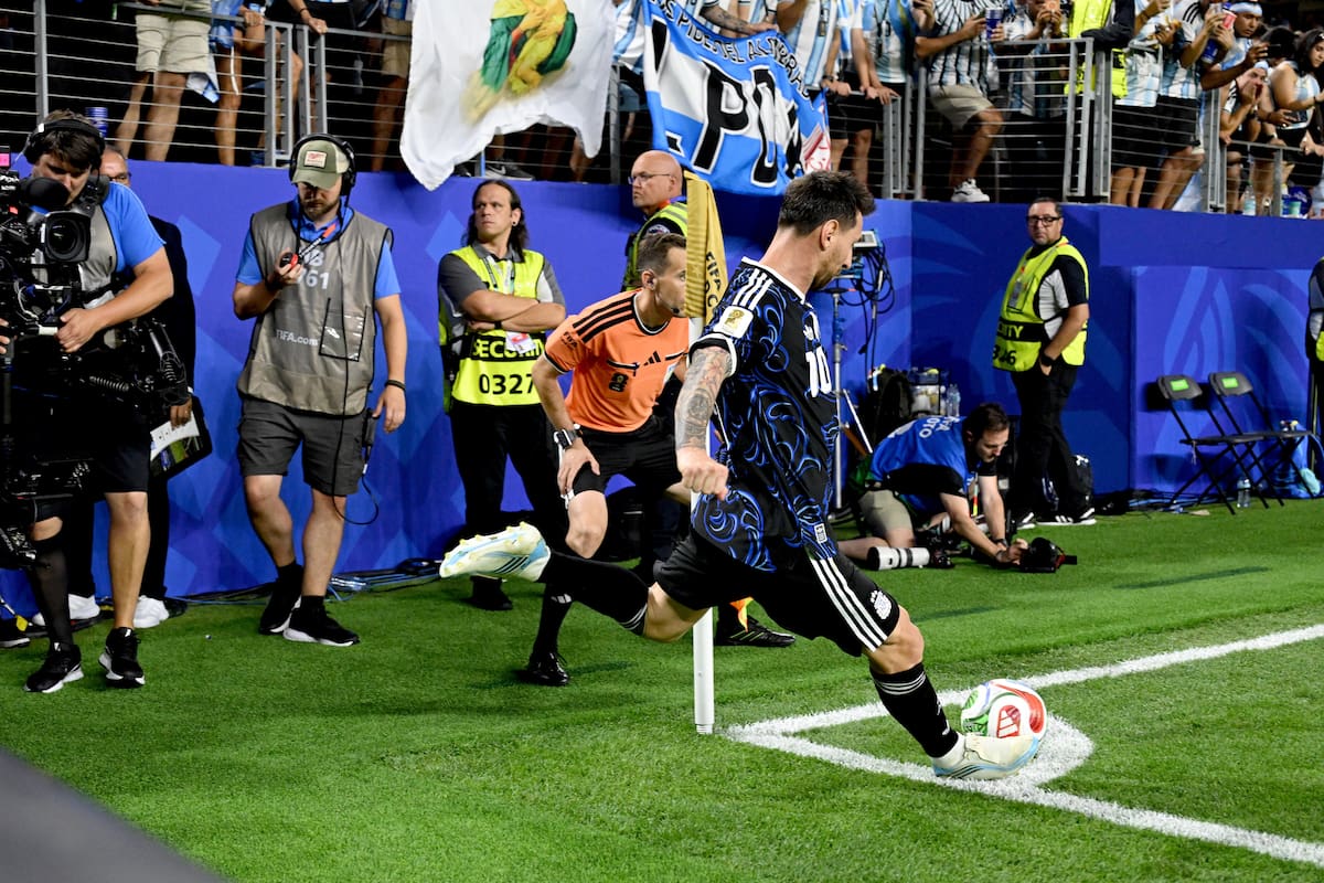 DALLAS (United States), 28/06/2026.- Lionel Messi of Argentina takes a corner during the FIFA World Cup 2026 group stage match Jordan against Argentina, in Dallas, USA, 27 June 2026. (Jordania) EFE/EPA/ALBERT PENA