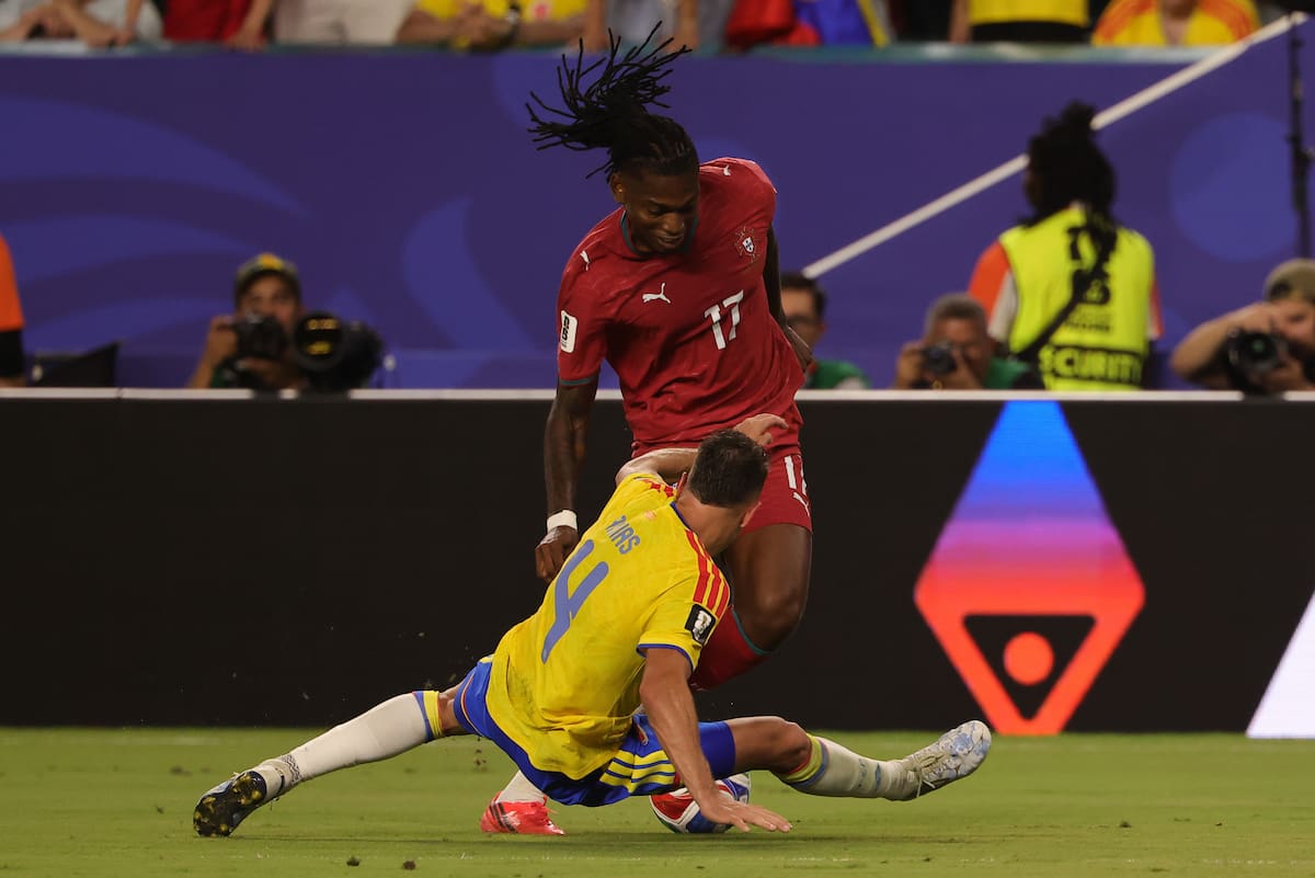 MIAMI (United States), 27/06/2026.- Santiago Arias (L) of Colombia in action against Rafael Leao (R) of Portugal during the FIFA World Cup 2026 group stage match Colombia against Portugal, in Miami, Florida, USA, 27 June 2026. EFE/EPA/CRISTOBAL HERRERA-ULASHKEVICH