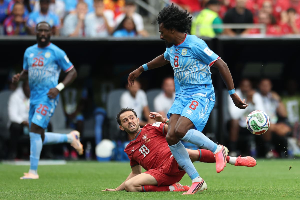 Houston (United States), 17/06/2026.- Portugal player Bernardo Silva (L) in action against DR Congo player Sam Moutoussamy during the FIFA World Cup 2026 group stage match between Portugal and DR Congo, in Houston, Texas, USA, 17 June 2026. EFE/EPA/MIGUEL A. LOPES