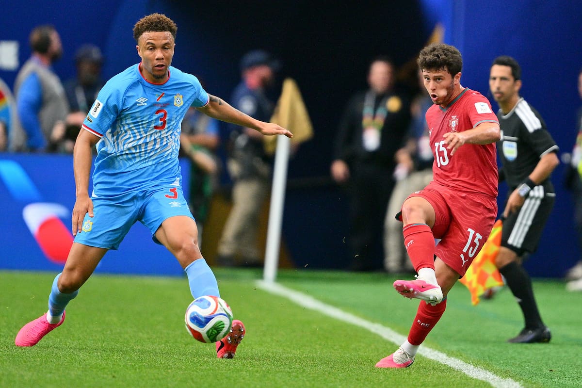 HOUSTON (United States), 17/06/2026.- Joao Neves (R) of Portugal and Steve Kapuadi of DR Congo in action during the FIFA World Cup 2026 group stage match Portugal against Democratic Republic of Congo, in Houston, USA, 17 June 2026. EFE/EPA/SAM WASSON