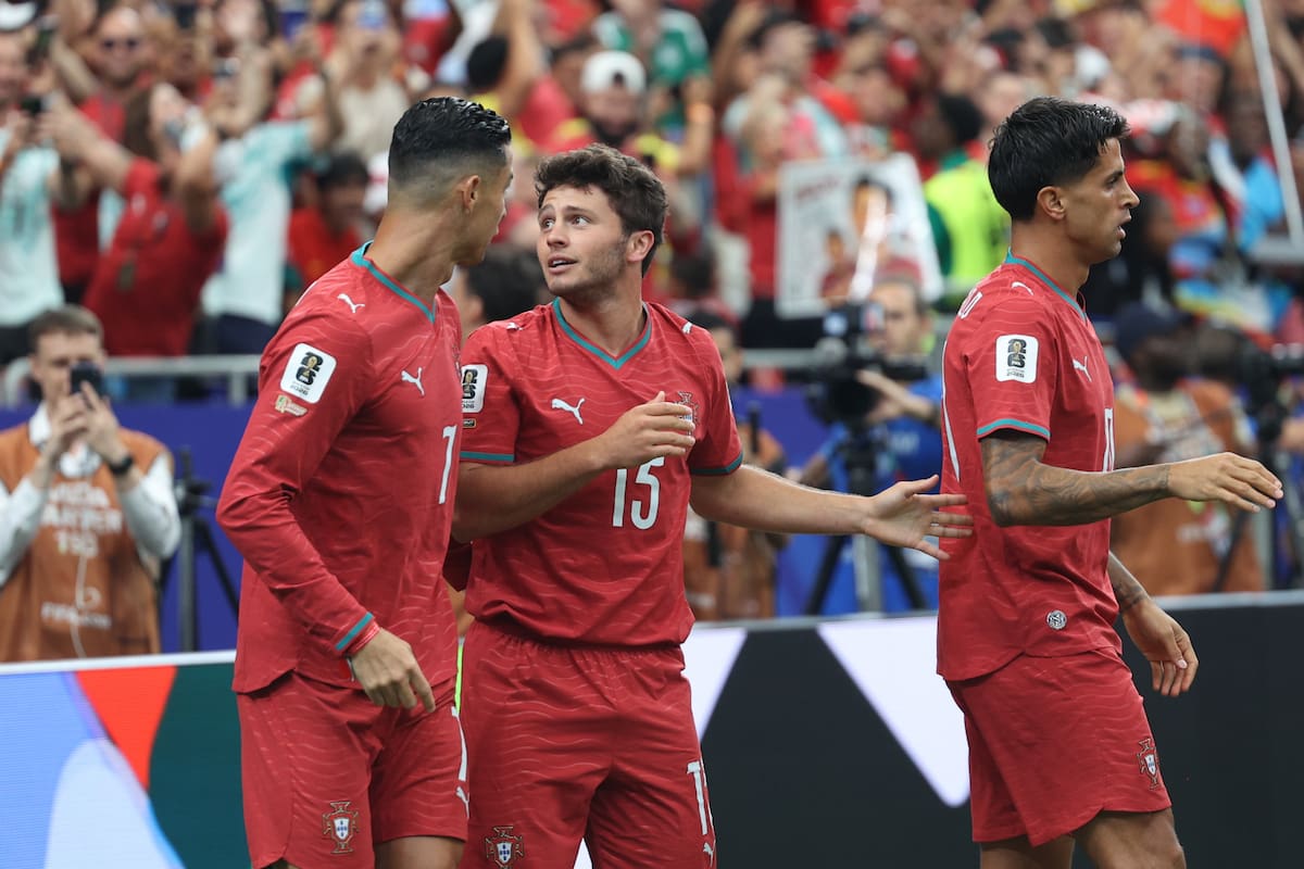 Houston (United States), 17/06/2026.- Joao Neves (C) of Portugal celebrates with his teammate Cristiano Ronaldo (L) after scoring the 1-0 goal during the FIFA World Cup 2026 group stage match between Portugal and DR Congo, in Houston, Texas, USA, 17 June 2026. EFE/EPA/MIGUEL A. LOPES