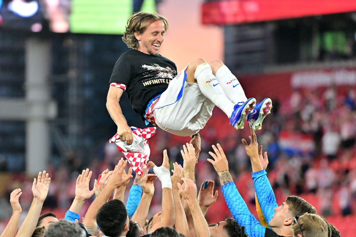 TORONTO (United States), 23/06/2026.- Luka Modric of Croatia (C) is thrown in the air as his teammates wear shirts celebrating Modric's 200th game for Croatia after winning the FIFA World Cup 2026 group stage match Panama against Croatia, in Toronto, Canada, 23 June 2026. (Croacia) EFE/EPA/EDUARDO LIMA