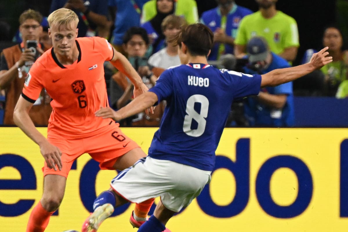 DALLAS (United States), 14/06/2026.- Jan Paul van Hecke of Netherlands (L) in action against Takefusa Kubo of Japan (R) during the FIFA World Cup 2026 group stage match Netherlands against Japan, in Dallas, Texas, USA, 14 June 2026. (Japón, Países Bajos; Holanda) EFE/EPA/ALBERT PENA