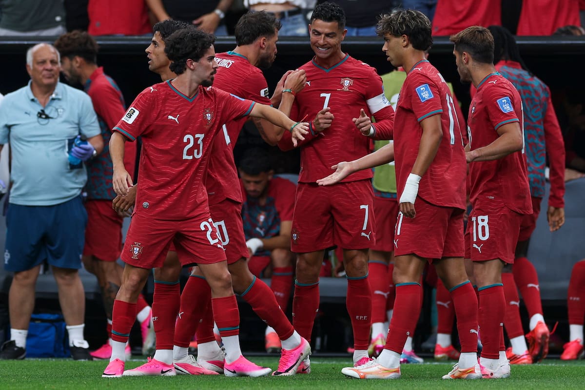 Houston (United States), 23/06/2026.- Portugal`s player Cristiano Ronaldo (C) celebrates with team mates the victory over Uzbekistan during the FIFA World Cup 2026 Group K soccer match held at Houston Stadium, Texas, USA, 23 June 2026. (Mundial de Fútbol) EFE/EPA/MIGUEL A. LOPES