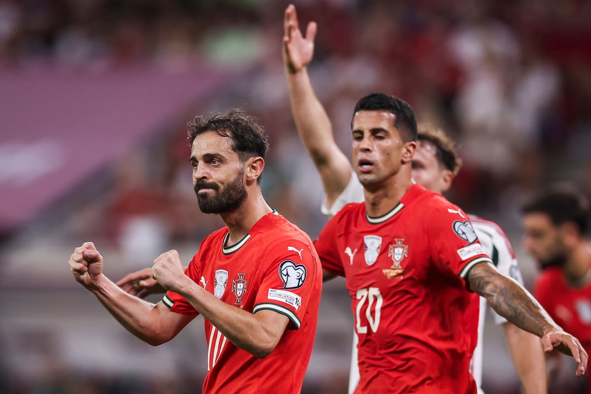 Budapest (Hungary), 09/09/2025.- Portugal's Bernardo Silva (L) celebrates scoring the 1-1 goal during the FIFA World Cup qualifying match against Hungary, that will take place tonight, in Budapest, Hungary, 09 September 2025. (Mundial de Fútbol, Hungría) EFE/EPA/JOSE SENA GOULAO