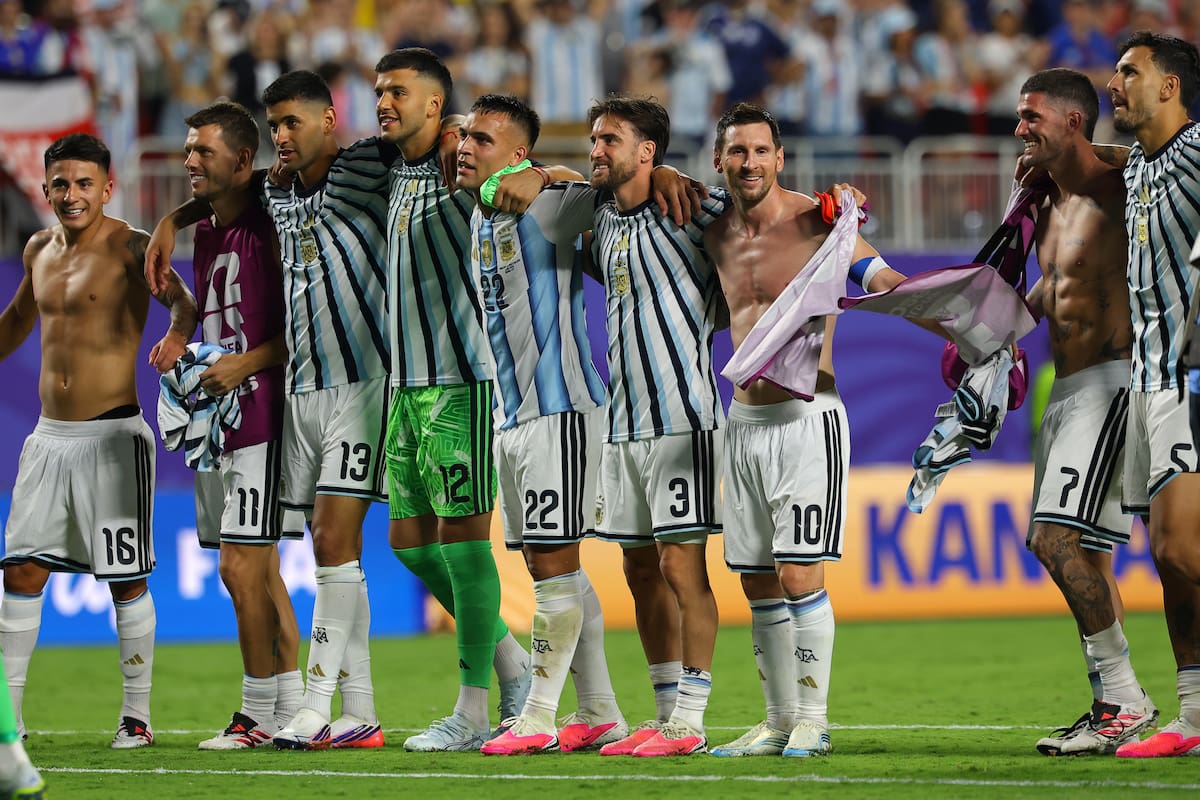 KANSAS CITY (United States), 12/07/2026.- Players of Argentina celebrate with their supporters after the FIFA World Cup 2026 quarterfinals match Argentina vs Switzerland, in Kansas City, Missouri, USA, 11 July 2026. (Suiza) EFE/EPA/CHRISTOPHER NEUNDORF