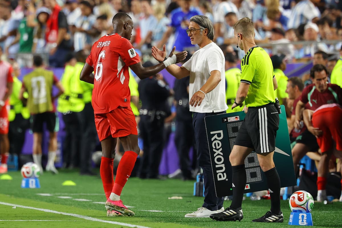 KANSAS CITY (United States), 12/07/2026.- Switzerland's head coach Murat Yakin (R) shakes hands with his player Danis Zakaria (L) as he leaves the pitch during the FIFA World Cup 2026 quarterfinals match Argentina vs Switzerland, in Kansas City, Missouri, USA, 11 July 2026. (Suiza) EFE/EPA/CHRISTOPHER NEUNDORF