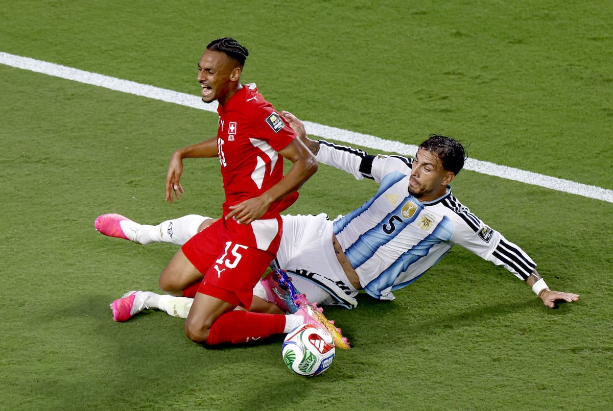KANSAS CITY (United States), 11/07/2026.- Leandro Paredes (R) of Argentina and Djibril Sow of Switzerland in action during the FIFA World Cup 2026 quarterfinals match Argentina vs Switzerland, in Kansas City, USA, 11 July 2026. (Suiza) EFE/EPA/WILL OLIVER