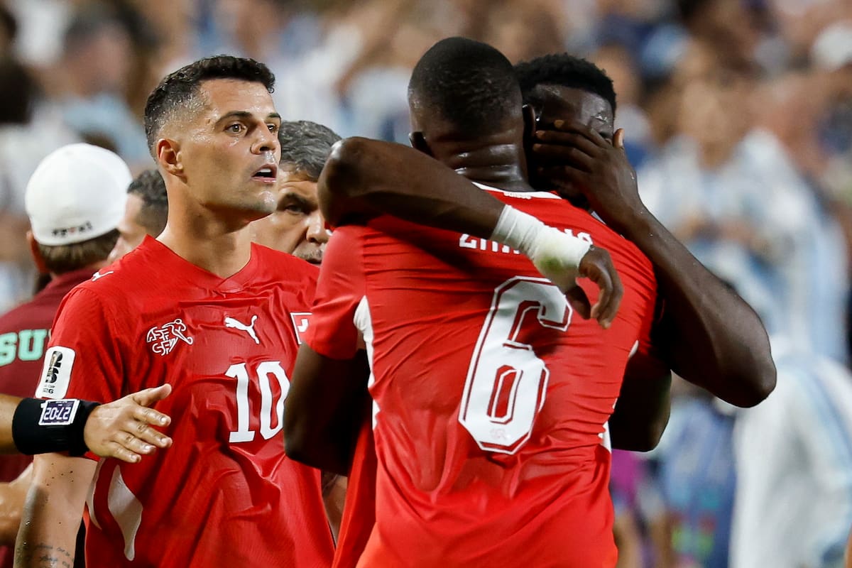 Kansas City (United States), 12/07/2026.- Switzerland's Breel Embolo (R) looks dejected after receiving a red card after VAR intervention as Switzerland's Denis Zakaria (C) and Granit Xhaka (L) comfort him during the FIFA World Cup 2026 quarterfinals match Argentina vs Switzerland, in Kansas City, Missouri, USA, 11 July 2026. (Suiza) EFE/EPA/PETER KLAUNZER