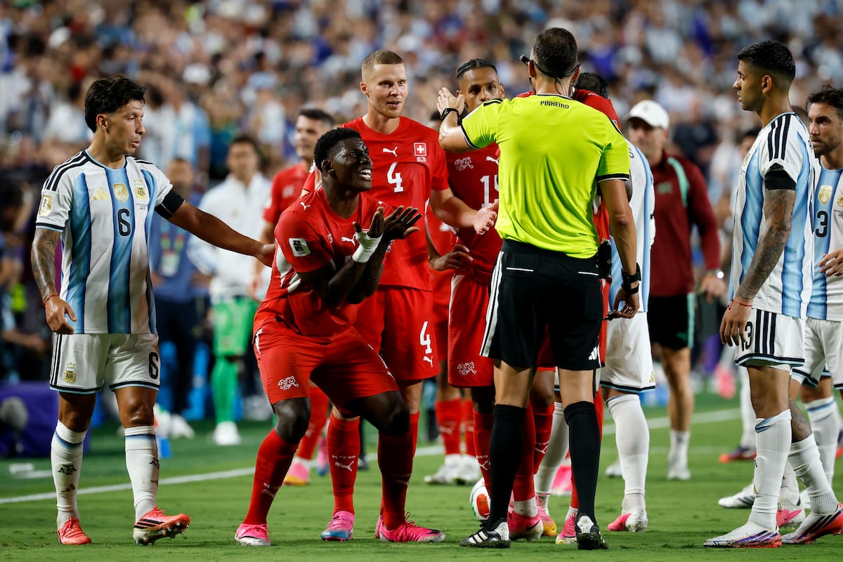 Kansas City (United States), 12/07/2026.- Switzerland's Breel Embolo (L) reacts after referee Joao Pinheiro (R) showed him a red card after VAR intervention during the FIFA World Cup 2026 quarterfinals match Argentina vs Switzerland, in Kansas City, Missouri, USA, 11 July 2026. (Suiza) EFE/EPA/PETER KLAUNZER