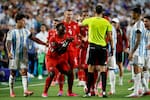 ¿Por qué expulsaron a Breel Embolo? La norma de la FIFA que permitió al VAR cambiar la amarilla y desató un escándalo