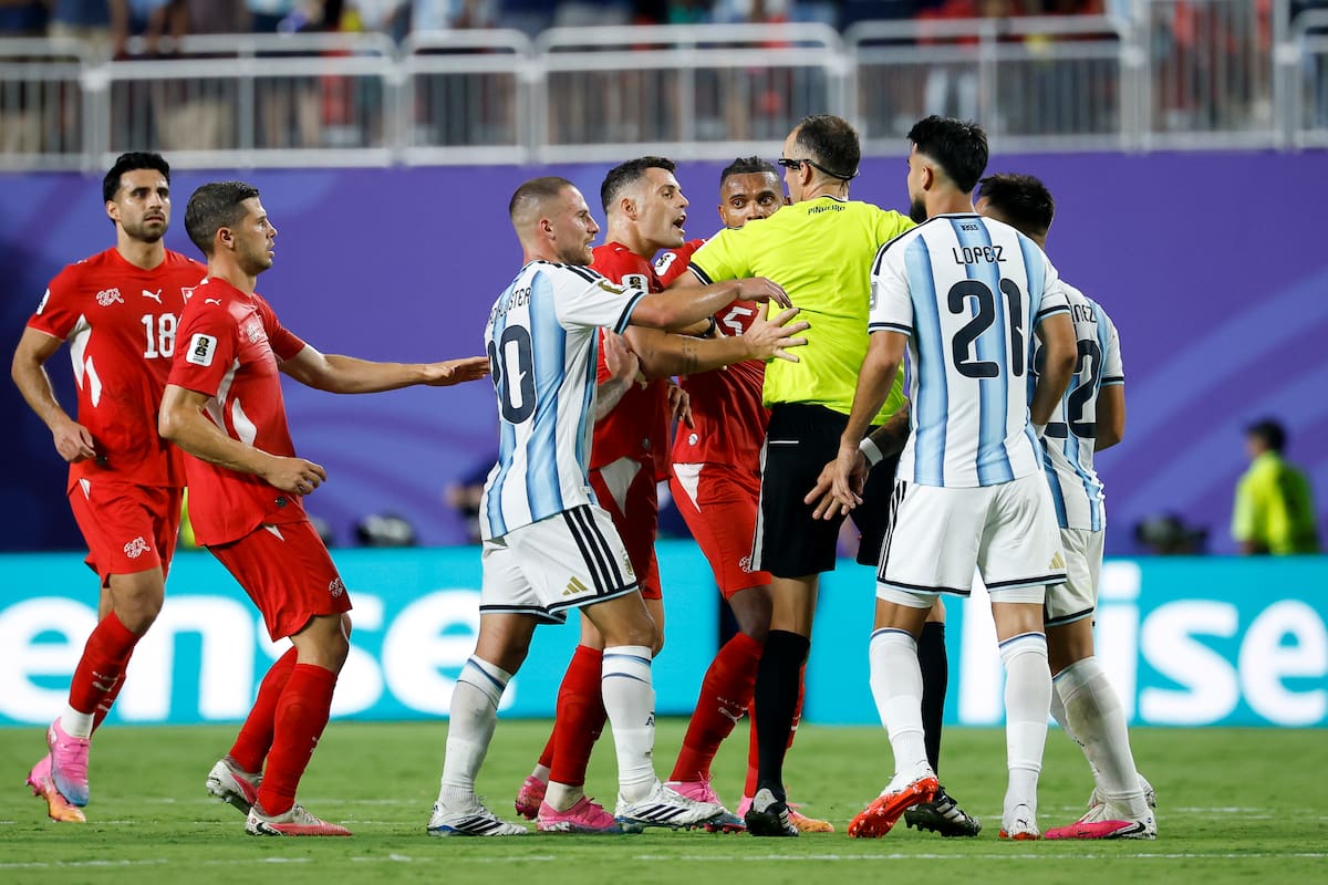 Kansas City (United States), 12/07/2026.- (L-R) Switzerland's Eray Comert, Switzerland's Remo Freuler, Argentina's Alexis Mac Allister, Switzerland's Granit Xhaka, Switzerland's Manuel Akanji, referee Joao Pedro Silva Pinheiro, Argentina's Jose Manuel Lopez, and Argentina's Lautaro Martinez in discussion after the 2-1 goal during the FIFA World Cup 2026 quarterfinals match Argentina vs Switzerland, in Kansas City, Missouri, USA, 11 July 2026. (Suiza) EFE/EPA/PETER KLAUNZER