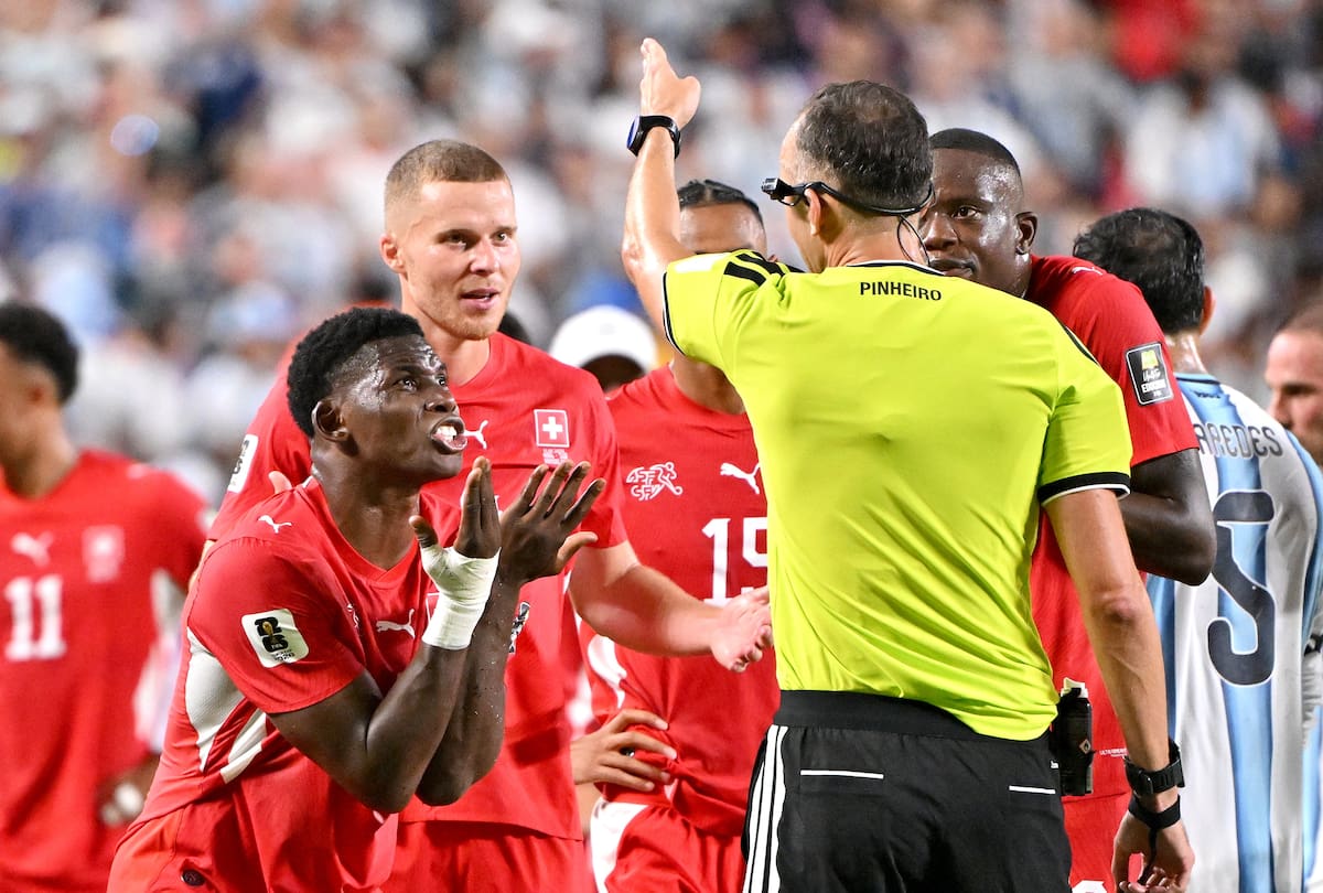 KANSAS CITY (United States), 12/07/2026.- Breel Embolo (L) of Switzerland talks to referee Joao Pedro Silva Pinheiro during the FIFA World Cup 2026 quarterfinals match Argentina vs Switzerland, in Kansas City, USA, 11 July 2026. (Suiza) EFE/EPA/AMY KONTRAS
