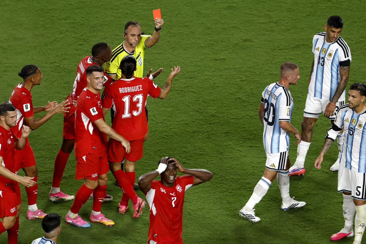 KANSAS CITY (United States), 12/07/2026.- Breel Embolo (C bottom) of Switzerland is shown the red card by referee Joao Pedro Silva Pinheiro during the FIFA World Cup 2026 quarterfinals match Argentina vs Switzerland, in Kansas City, USA, 11 July 2026. (Suiza) EFE/EPA/WILL OLIVER
