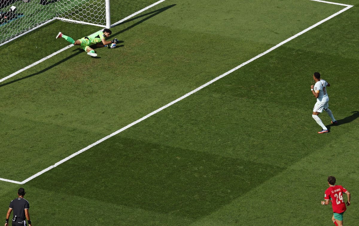 BOSTON (United States), 09/07/2026.- Morocco goalkeeper Yassine Bono Bounou (L) saves a penalty shot by Kylian Mbappe of France (R) during the FIFA World Cup 2026 quarterfinals match France against Morocco, in Boston, USA, 09 July 2026. (Francia, Marruecos) EFE/EPA/GREG M. COOPER