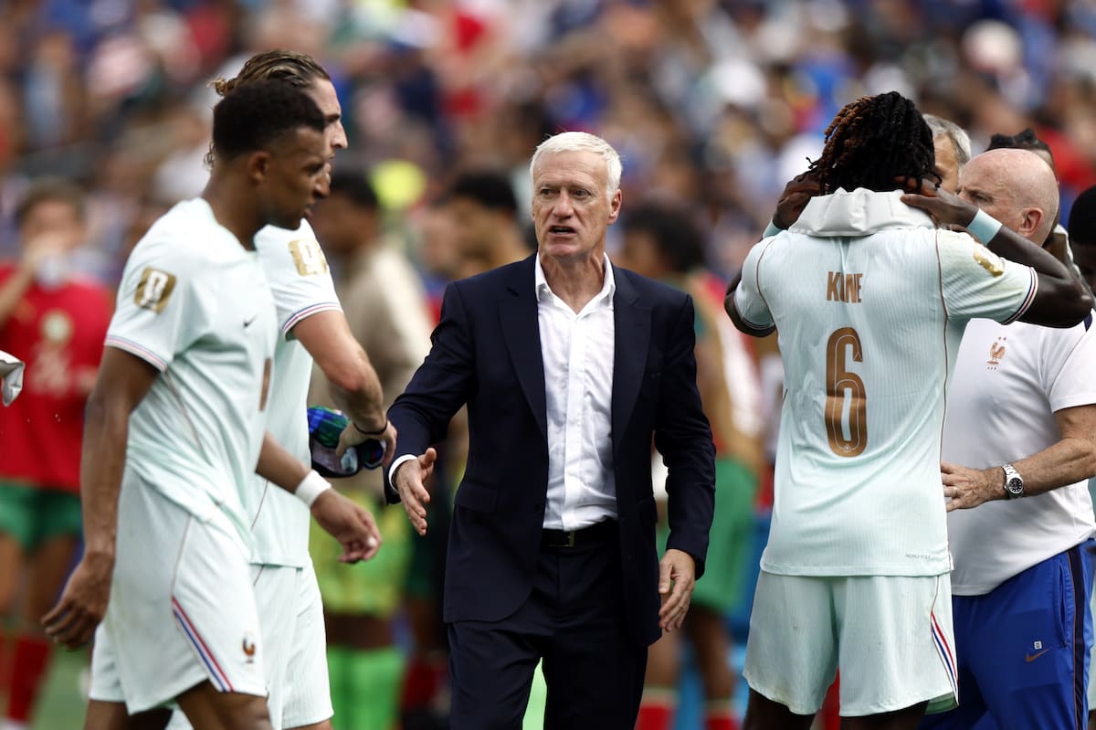 BOSTON (United States), 09/07/2026.- France's head coach Didier Deschamps and his players during a hydration break during the FIFA World Cup 2026 quarterfinals match France against Morocco, in Boston, USA, 09 July 2026. (Francia, Marruecos) EFE/EPA/WILL OLIVER