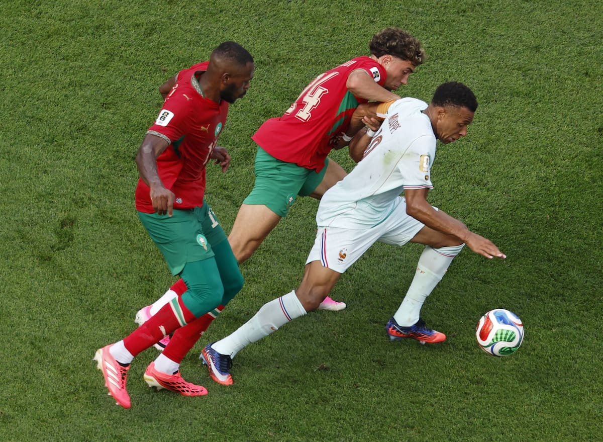 BOSTON (United States), 09/07/2026.- (L-R) Issa Diop of Morocco, Neil El Aynaoui of Morocco, and Kylian Mbappe of France in action during the FIFA World Cup 2026 quarterfinals match France against Morocco, in Boston, USA, 09 July 2026. (Francia, Marruecos) EFE/EPA/GREG M. COOPER