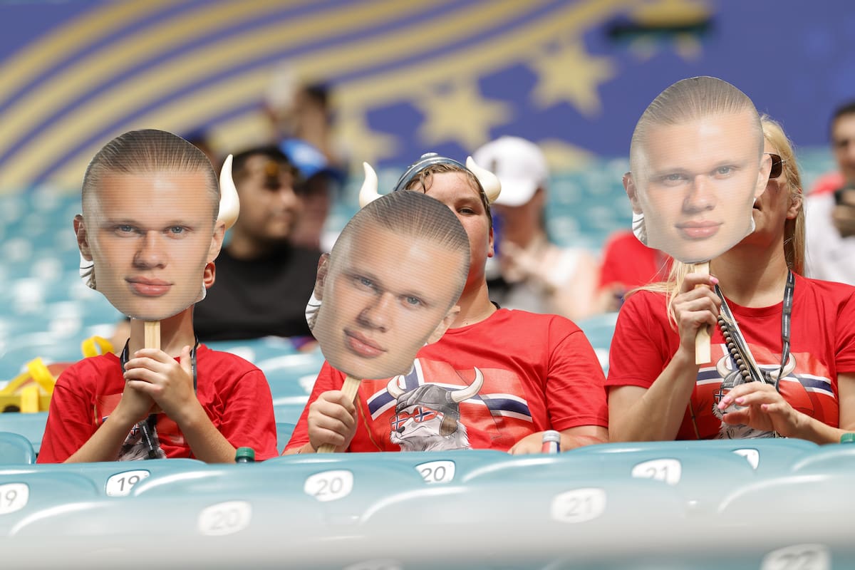 MIAMI (United States), 11/07/2026.- Supporters of Norway hold big face cut outs of Erling Haaland of Norway ahead of the FIFA World Cup 2026 quarterfinals match Norway against England, in Miami, Florida, USA, 11 July 2026. (Noruega) EFE/EPA/SHAWN THEW