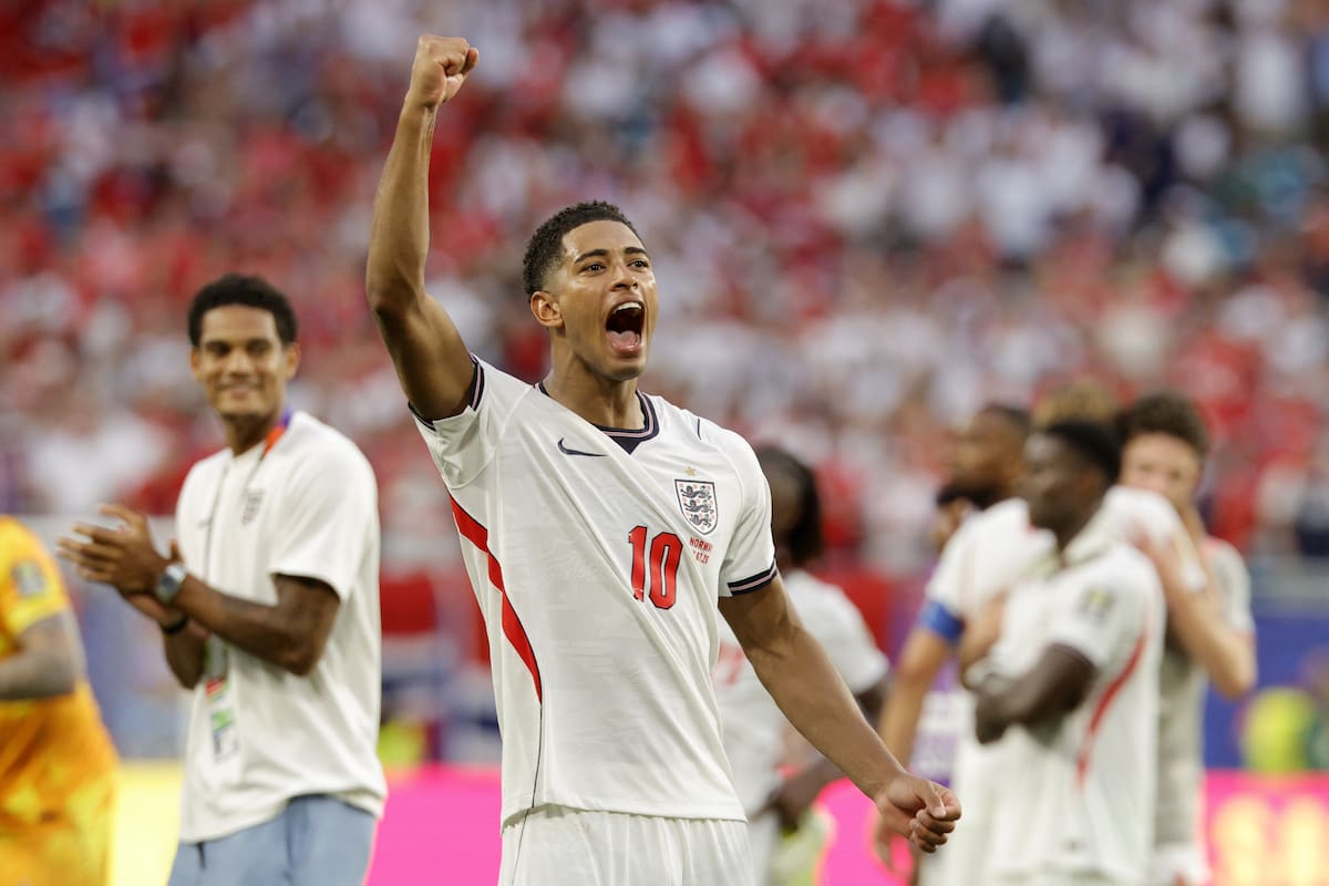 MIAMI (United States), 12/07/2026.- Jude Bellingham of England celebrates with their supporters after winning the FIFA World Cup 2026 quarterfinals match Norway against England, in Miami, Florida, USA, 11 July 2026. (Noruega) EFE/EPA/SHAWN THEW