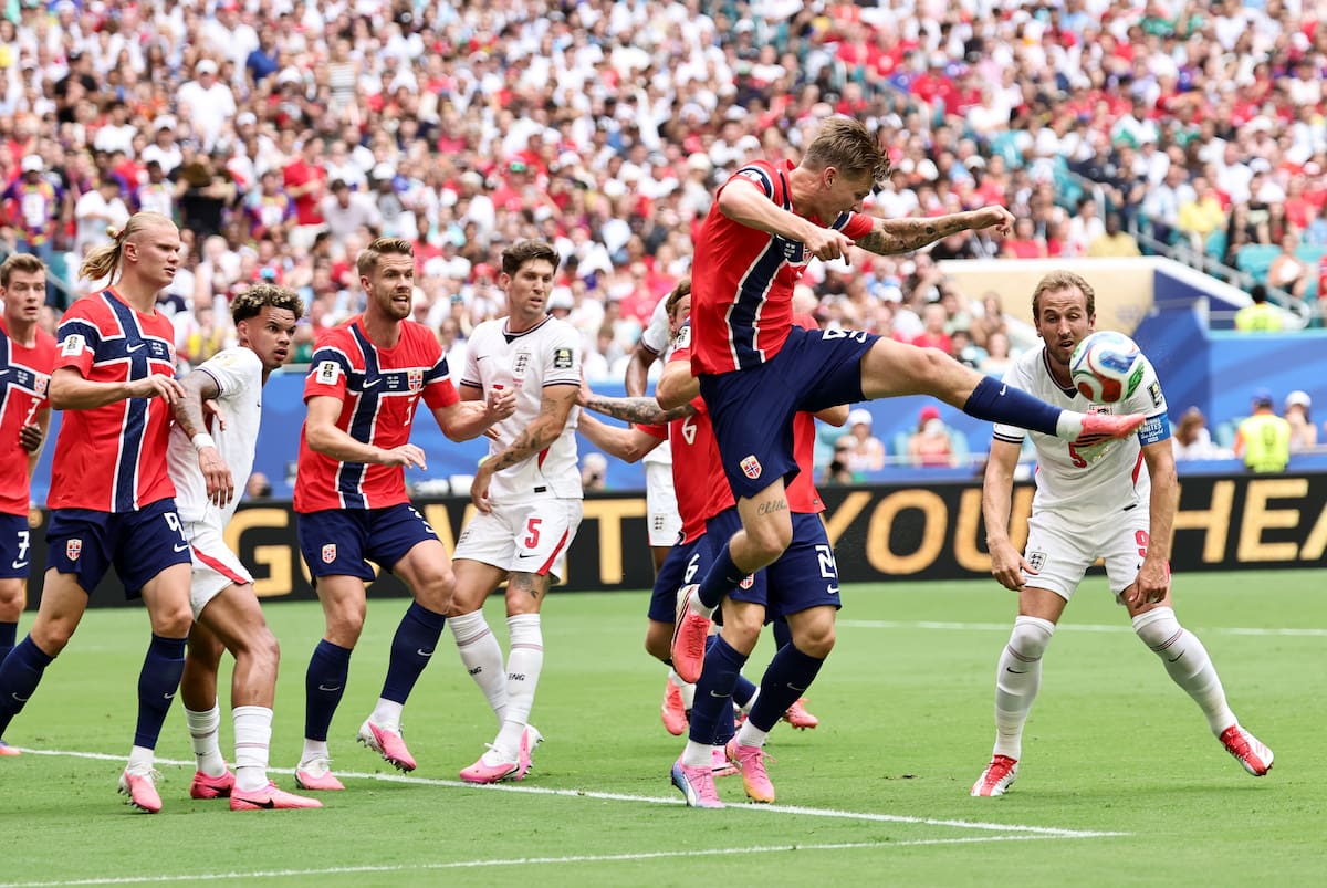 MIAMI (United States), 11/07/2026.- David Moller Wolfe of Norway makes a clearance during the FIFA World Cup 2026 quarterfinals match Norway against England, in Miami, USA, 11 July 2026. (Noruega) EFE/EPA/RONALD WITTEK