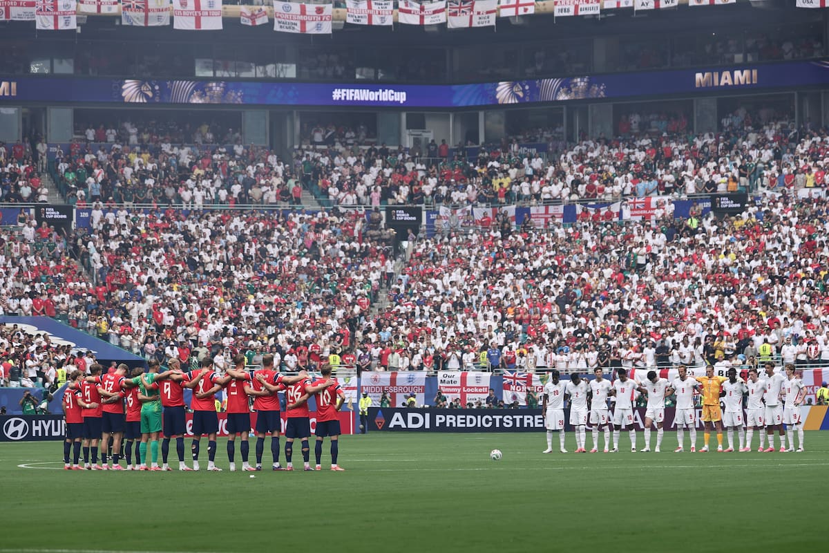 MIAMI (United States), 11/07/2026.- Players observe a minute of silence in honour of South Africa World Cup midfielder Jayden Adams who has died aged 25 before the FIFA World Cup 2026 quarterfinals match Norway against England, in Miami, USA, 11 July 2026. (Noruega, Sudáfrica) EFE/EPA/RONALD WITTEK