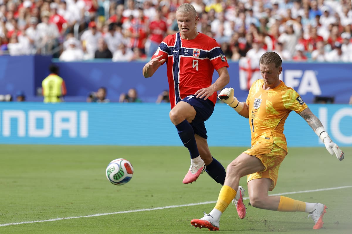 MIAMI (United States), 11/07/2026.- Erling Haaland of Norway in action against goalkeeper Jordan Pickford of England (R) during the FIFA World Cup 2026 quarterfinals match Norway against England, in Miami, Florida, USA, 11 July 2026. (Jordania, Noruega) EFE/EPA/SHAWN THEW