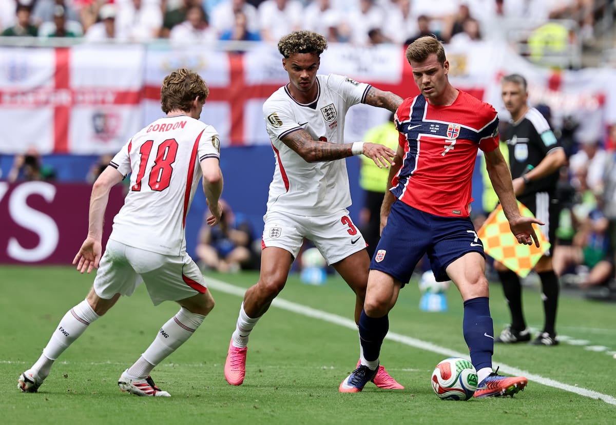 MIAMI (United States), 11/07/2026.- Alexander Sorloth (R) of Norway in action against Nico O'Reilly (C) and Anthony Gordon of England during the FIFA World Cup 2026 quarterfinals match Norway against England, in Miami, USA, 11 July 2026. (Noruega) EFE/EPA/RONALD WITTEK