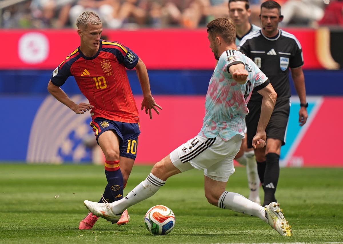 INGLEWOOD (United States), 10/07/2026.- Dani Olmo of Spain (L) and Brandon Mechele of Belgium in action during the FIFA World Cup 2026 quarterfinals match Spain against Belgium, in Los Angeles, USA, 10 July 2026. (Bélgica, España) EFE/EPA/SCOTT STRAZZANTE