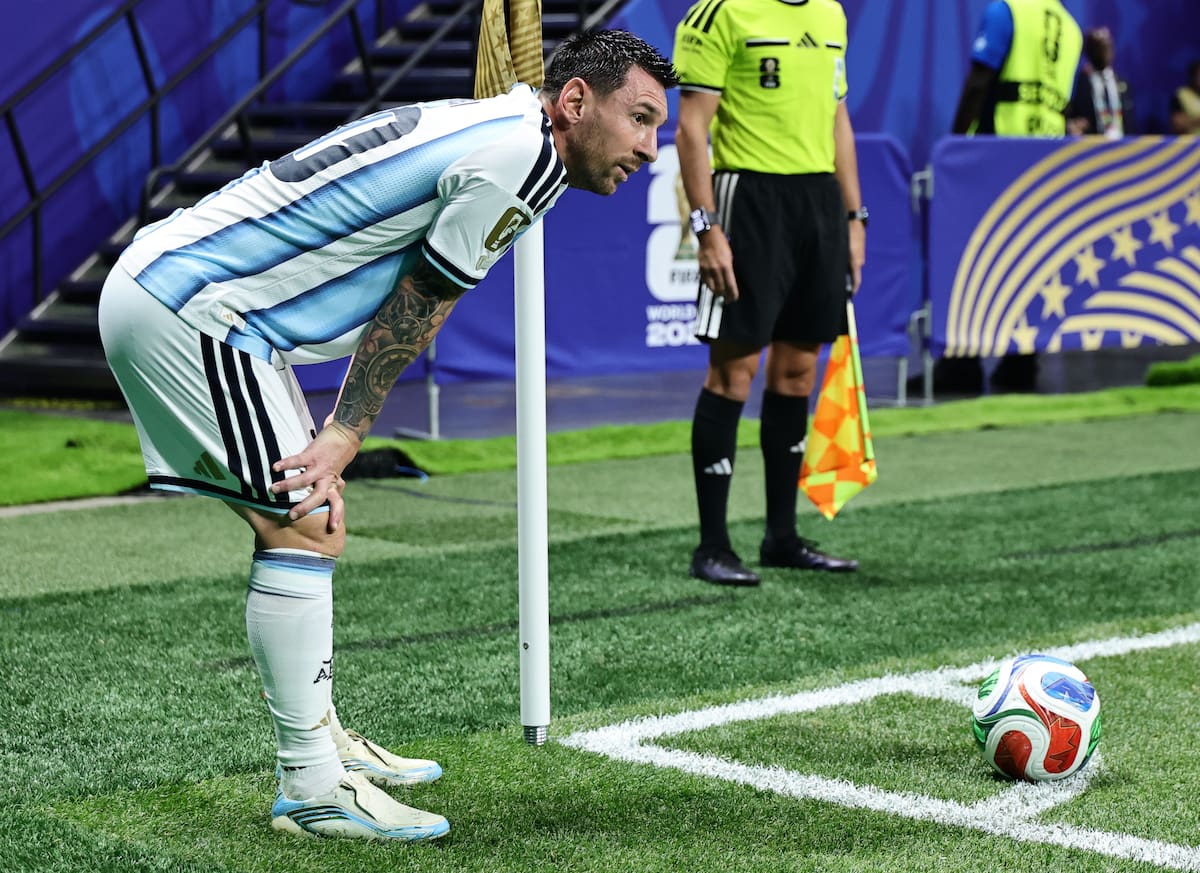 ATLANTA (United States), 07/07/2026.- Lionel Messi of Argentina prepares to take a corner kick during the FIFA World Cup 2026 Round of 16 match Argentina against Egypt, in Atlanta, USA, 07 July 2026. (Egipto) EFE/EPA/RONALD WITTEK