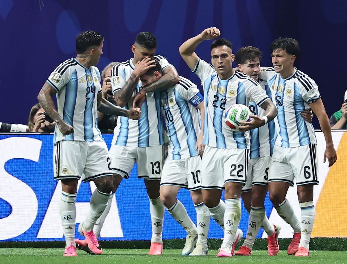ATLANTA (United States), 07/07/2026.- Lionel Messi of Argentina (3-L) celebrates with teammates after scoring the 2-2 equalizing goal during the FIFA World Cup 2026 Round of 16 match Argentina against Egypt, in Atlanta, USA, 07 July 2026. (Egipto) EFE/EPA/RONALD WITTEK