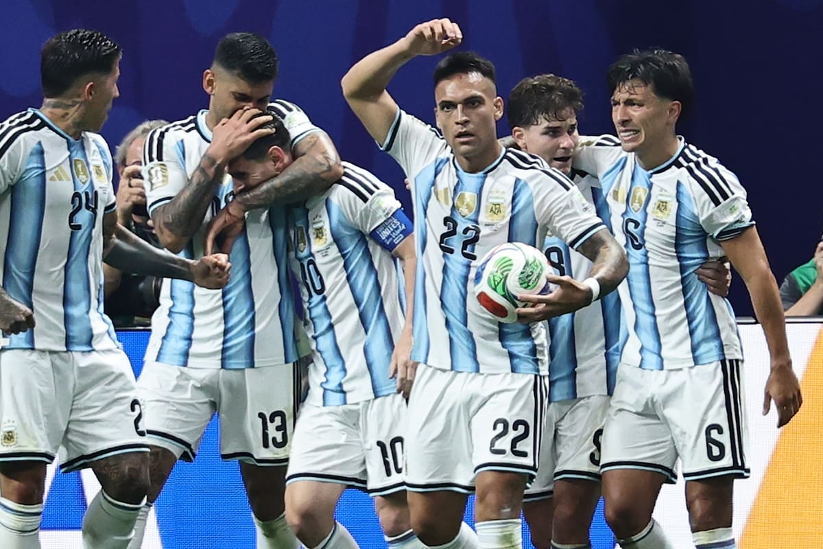 ATLANTA (United States), 07/07/2026.- Lionel Messi of Argentina (3-L) celebrates with teammates after scoring the 2-2 equalizing goal during the FIFA World Cup 2026 Round of 16 match Argentina against Egypt, in Atlanta, USA, 07 July 2026. (Egipto) EFE/EPA/RONALD WITTEK