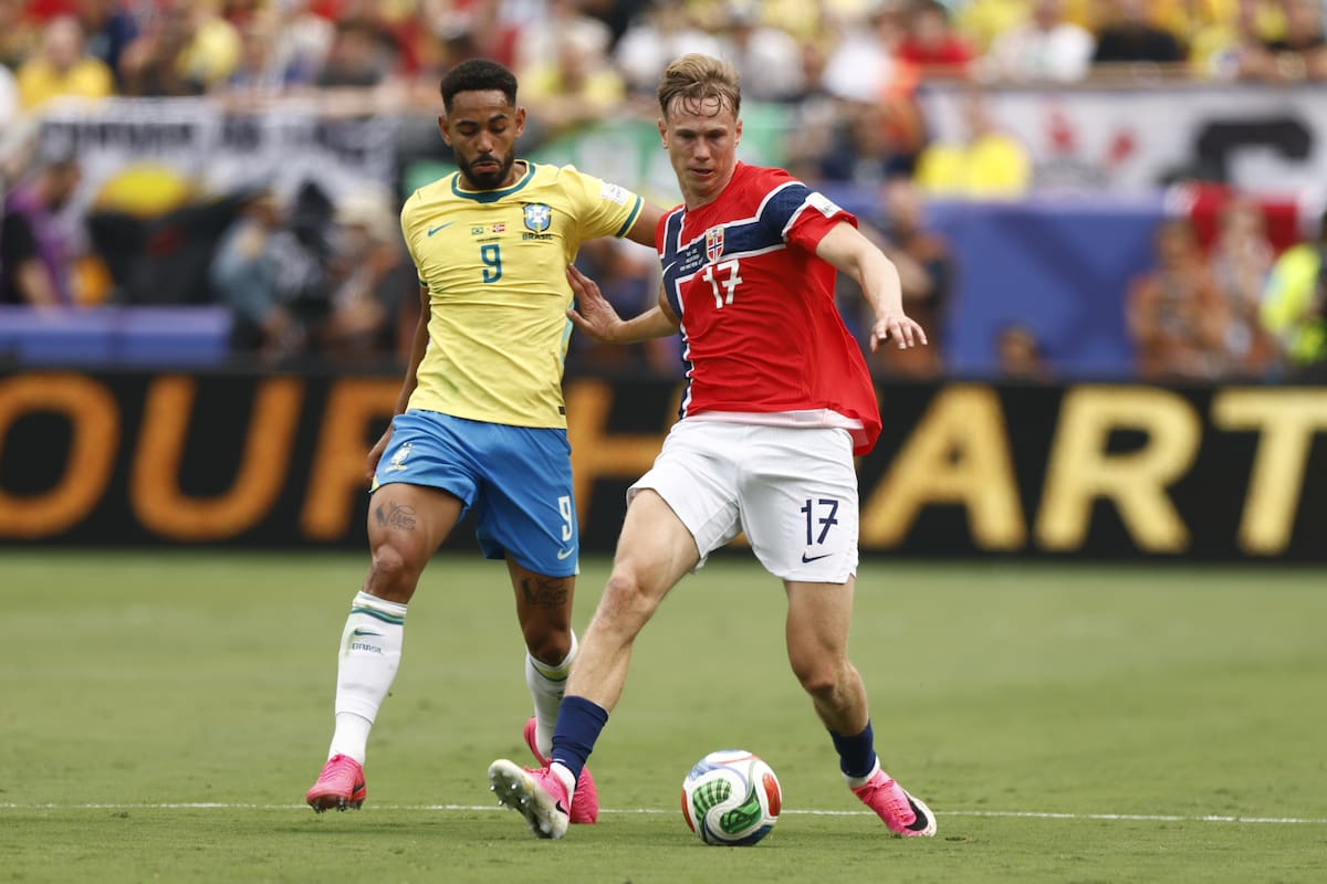 EAST RUTHERFORD (United States), 05/07/2026.- Matheus Cunha (L) of Brazil in action against Torbjorn Heggem of Norway during the FIFA World Cup 2026 Round of 16 match Brazil against Norway, in New Jersey, USA, 05 July 2026. (Brasil, Noruega) EFE/EPA/WILL OLIVER