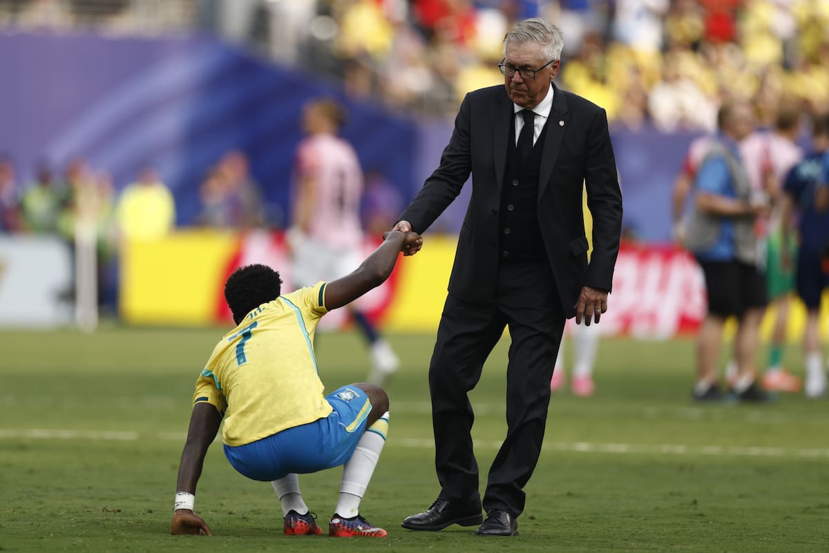 EAST RUTHERFORD (United States), 06/07/2026.- Brazil's head coach Carlo Ancelotti helps up his player Vinicius Junior after their defeat in the FIFA World Cup 2026 Round of 16 match Brazil against Norway, in New Jersey, USA, 05 July 2026. (Brasil, Noruega) EFE/EPA/WILL OLIVER
