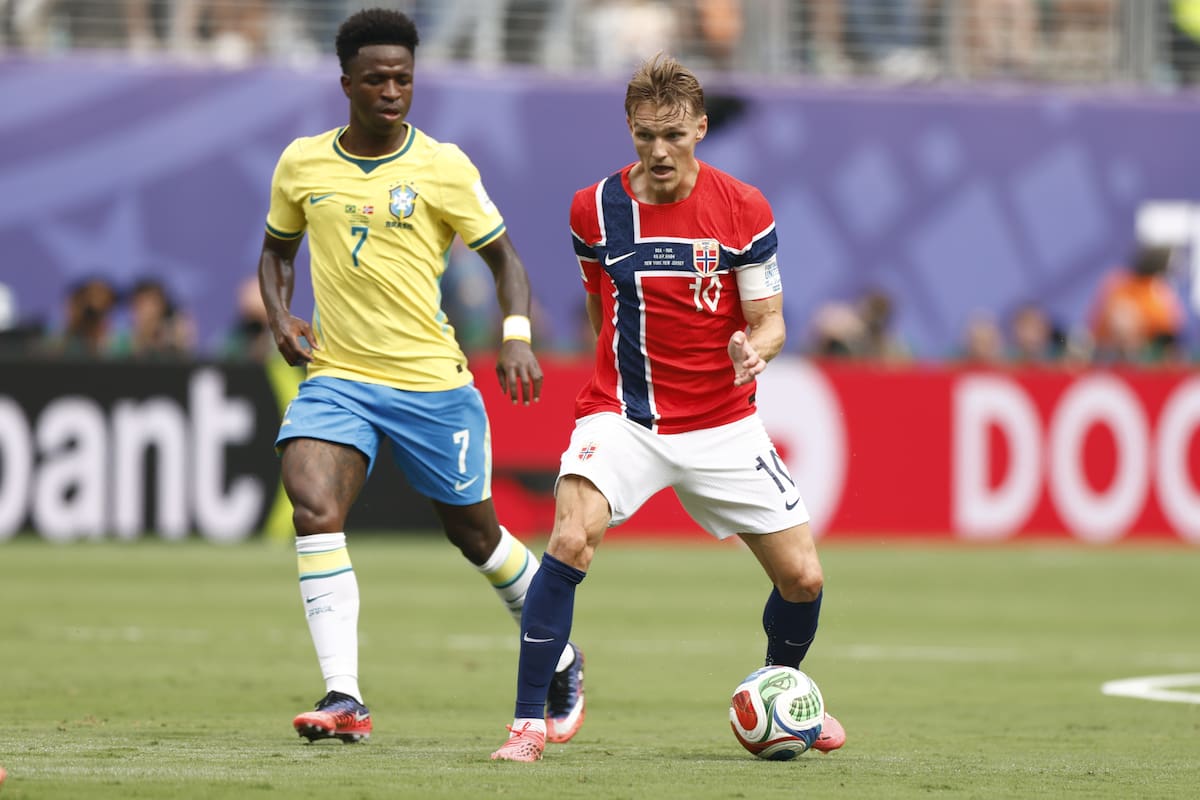 EAST RUTHERFORD (United States), 05/07/2026.- Martin Odegaard (R) of Norway and Vinicius Junior of Brazil in action during the FIFA World Cup 2026 Round of 16 match Brazil against Norway, in New Jersey, USA, 05 July 2026. (Brasil, Noruega) EFE/EPA/WILL OLIVER