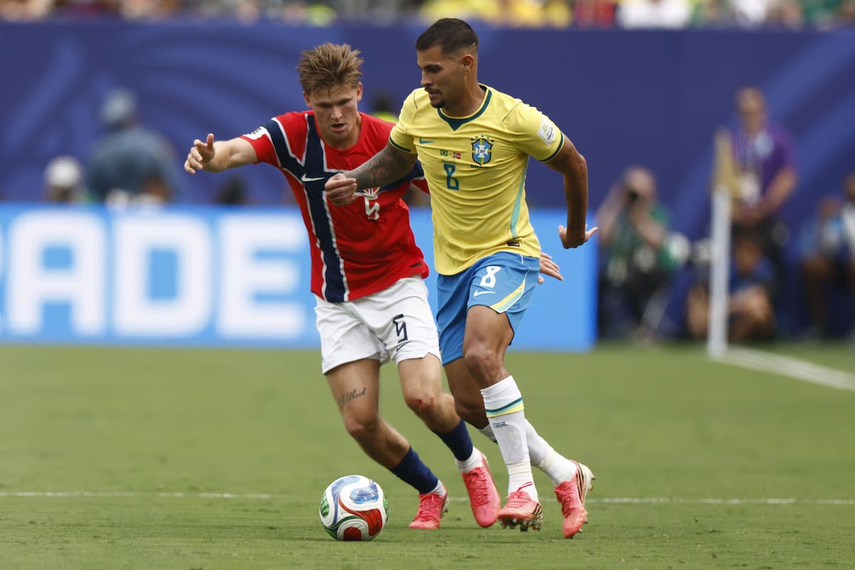EAST RUTHERFORD (United States), 05/07/2026.- Bruno Guimaraes (R) of Brazil in action against David Moller Wolfe of Norway during the FIFA World Cup 2026 Round of 16 match Brazil against Norway, in New Jersey, USA, 05 July 2026. (Brasil, Noruega) EFE/EPA/WILL OLIVER