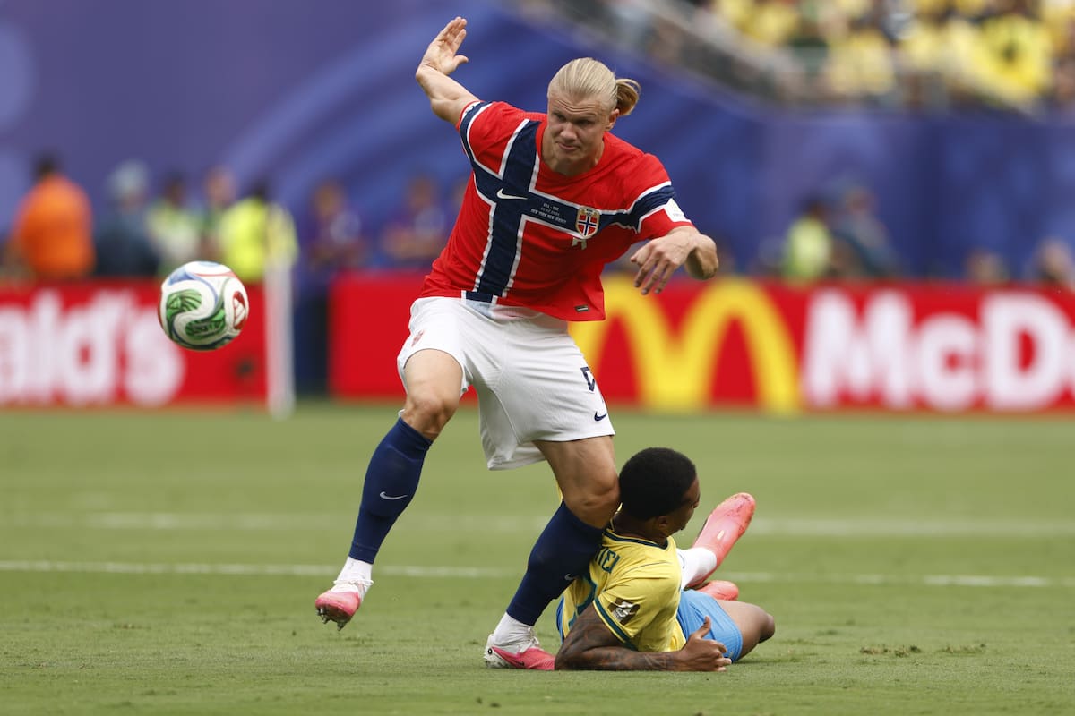 EAST RUTHERFORD (United States), 05/07/2026.- Erling Haaland (L) of Norway in action against Gabriel Magalhaes of Brazil during the FIFA World Cup 2026 Round of 16 match Brazil against Norway, in New Jersey, USA, 05 July 2026. (Brasil, Noruega) EFE/EPA/WILL OLIVER