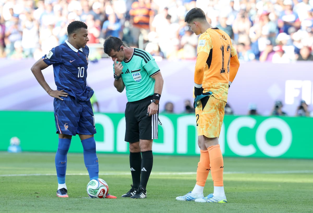 PHILADELPHIA (United States), 05/07/2026.- Kylian Mbappe (L) of France gets ready to take a penalty against goalkeeper Orlando Gill (R) of Paraguay during the FIFA World Cup 2026 Round of 16 match Paraguay against France, in Philadelphia, USA, 04 July 2026. (Francia, Filadelfia) EFE/EPA/SARAH YENESEL