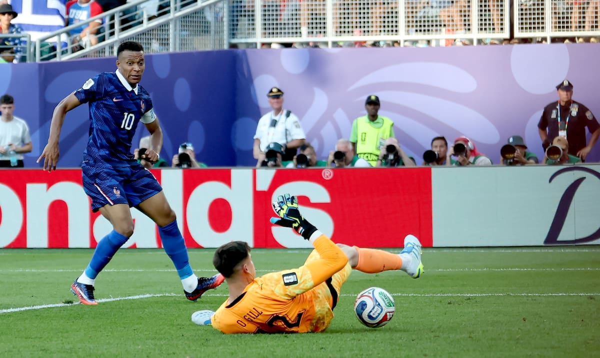 PHILADELPHIA (United States), 05/07/2026.- Kylian Mbappe (L) of France attempts to score against goalkeeper Orlando Gill of Paraguay during the FIFA World Cup 2026 Round of 16 match Paraguay against France, in Philadelphia, USA, 04 July 2026.Francia, Filadelfia