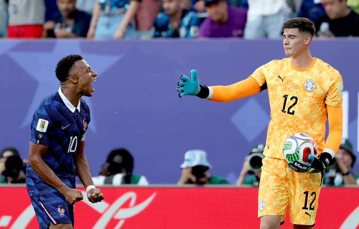 PHILADELPHIA (United States), 05/07/2026.- Kylian Mbappe (L) of France celebrates in front of goalkeeper Orlando Gill of Paraguay after winning the FIFA World Cup 2026 Round of 16 match Paraguay against France, in Philadelphia, USA, 04 July 2026. (Francia, Filadelfia) EFE/EPA/SARAH YENESEL