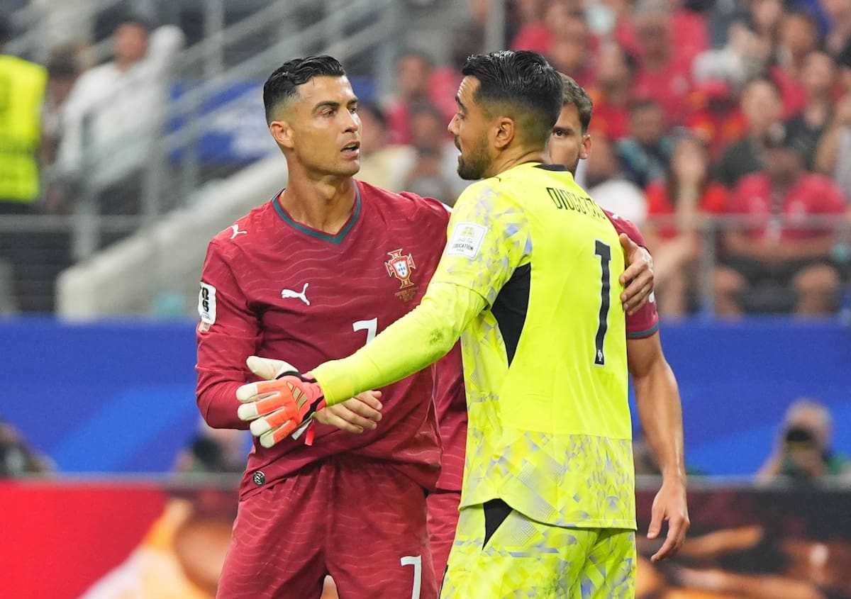 DALLAS (United States), 06/07/2026.- Cristiano Ronaldo of Portugal (L) and Portugal goalkeeper Diogo Costa shake hands during the FIFA World Cup 2026 Round of 16 match Portugal against Spain, in Dallas, USA, 06 July 2026. (España) EFE/EPA/JEFFREY MCWHORTER