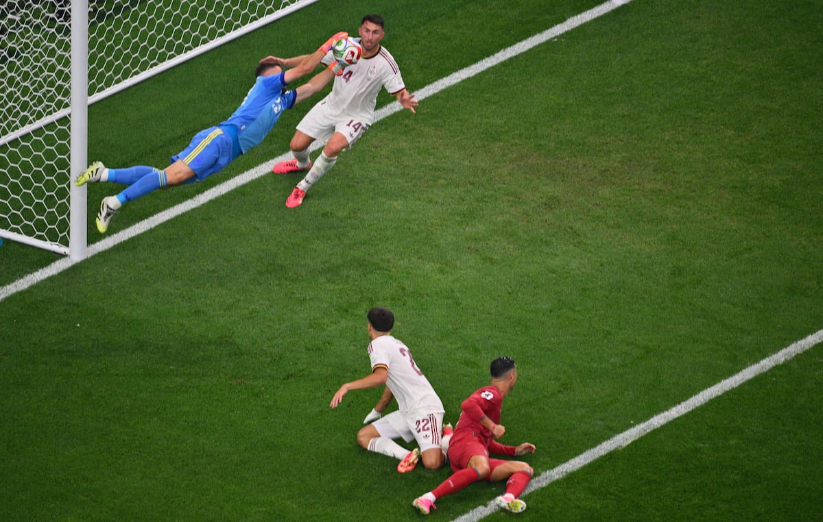 DALLAS (United States), 06/07/2026.- Goalkeeper Unai Simon of Spain makes a save
during the FIFA World Cup 2026 Round of 16 match Portugal against Spain, in Dallas, USA, 06 July 2026. (España) EFE/EPA/SAM WASSON