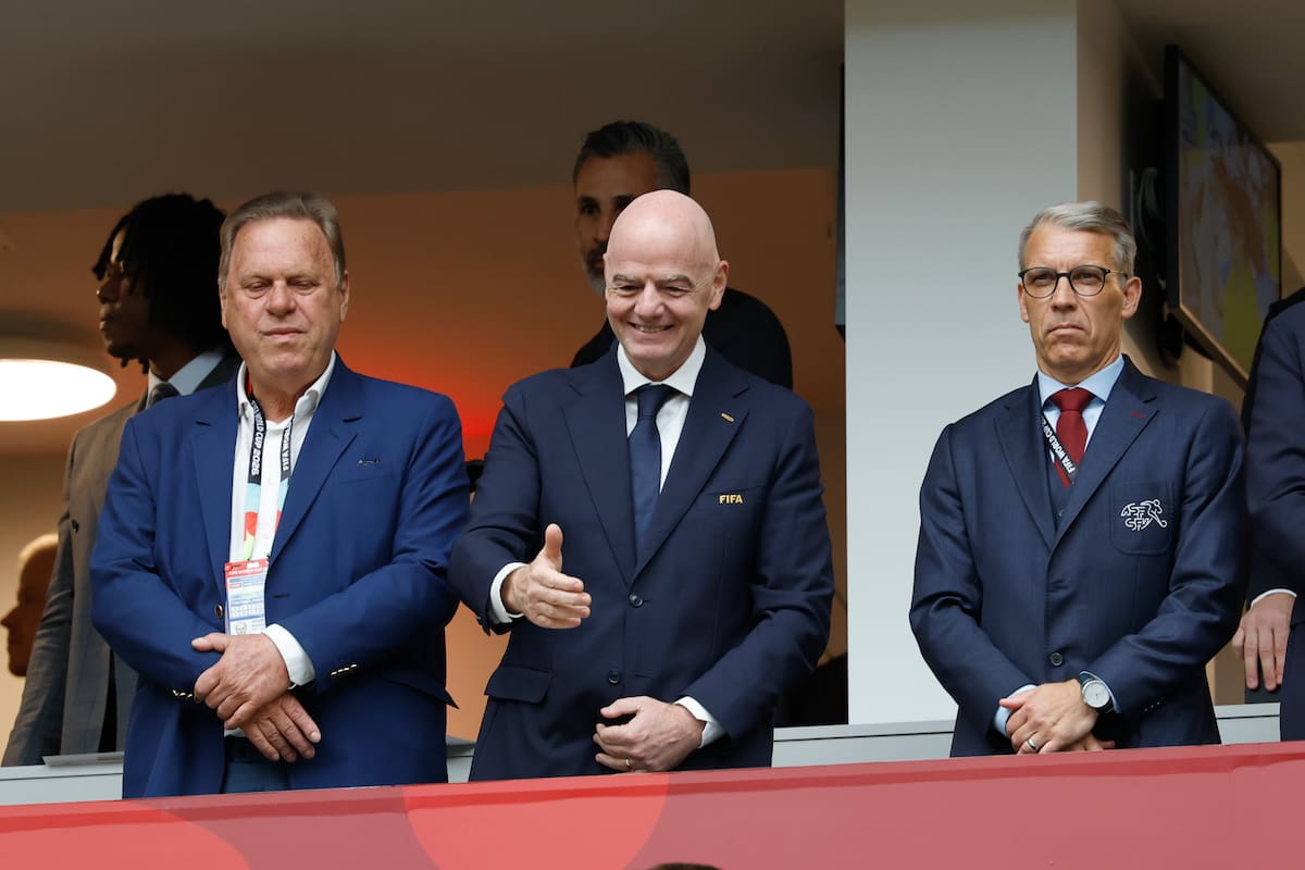 VANCOUVER (Canada), 07/07/2026.- FIFA President Gianni Infantino (C) gestures next to Peter Knaebel, President of the Swiss Football Assosiation (R) and Ramon Jesurun, President Colombia Football Federation (L) during the FIFA World Cup 2026 Round of 16 match Switzerland against Colombia, in Vancouver, Canada, 07 July 2026. (Suiza) EFE/EPA/PETER KLAUNZER