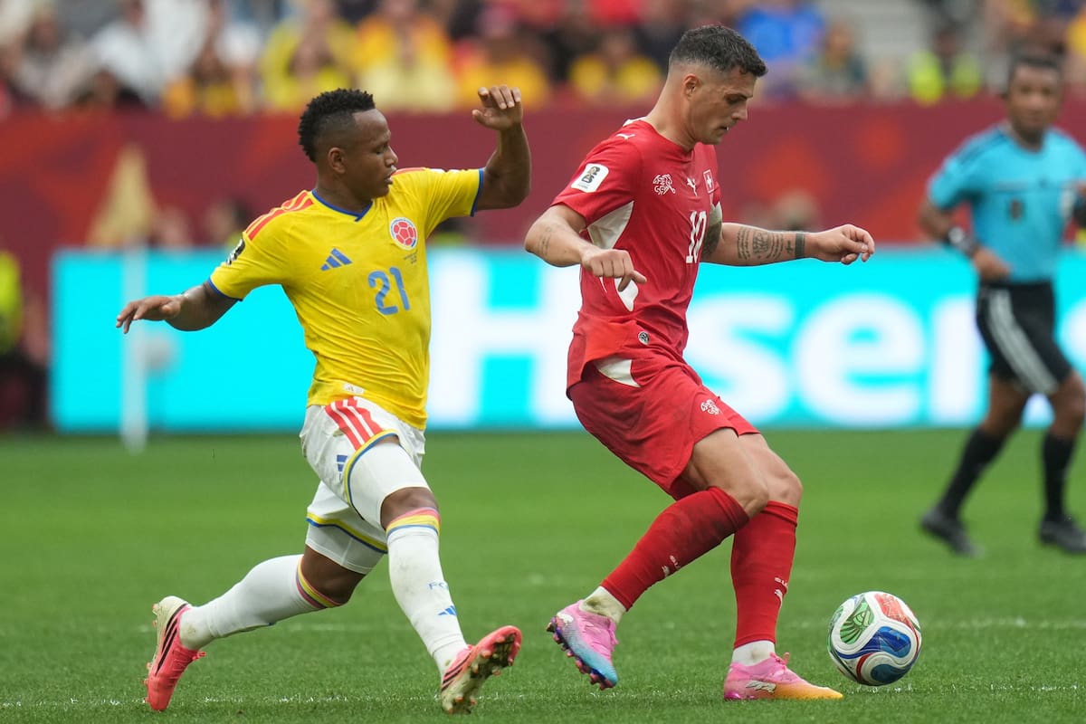 VANCOUVER (Canada), 08/07/2026.- Jaminton Campaz of Colombia (L) in action against Granit Xhaka of Switzerland (R) during the FIFA World Cup 2026 Round of 16 match Switzerland against Colombia, in Vancouver, Canada, 07 July 2026. (Suiza) EFE/EPA/BOB FRID